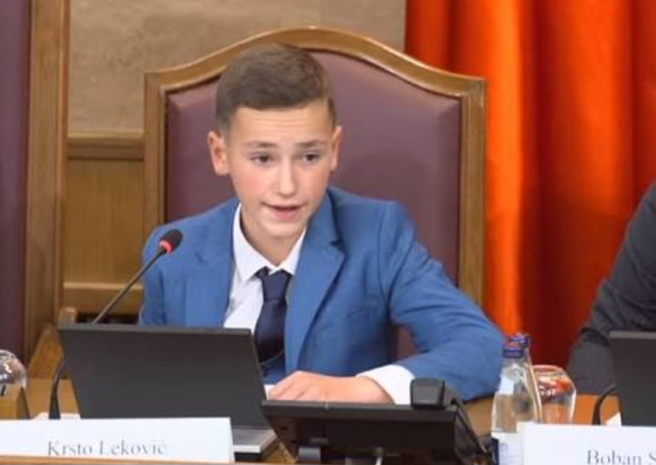 Aplauzi u Skupštini: Govor malog Krsta iz Pavinog Polja oduševio poslanike (VIDEO)