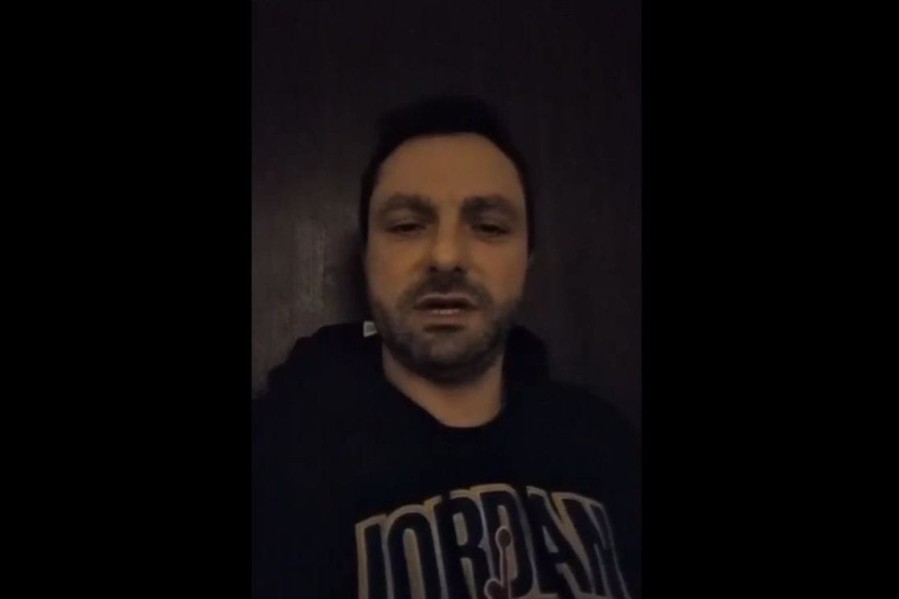 Skidao kapuljaču, protresao kosu: Objavljen snimak razgovora Komnenića sa navodno Medenicom (VIDEO)