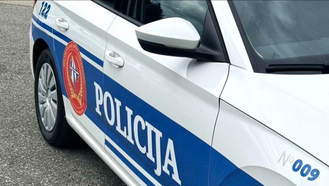 Eksplozija u Podgorici, oštećen poslovni prostor i više kola