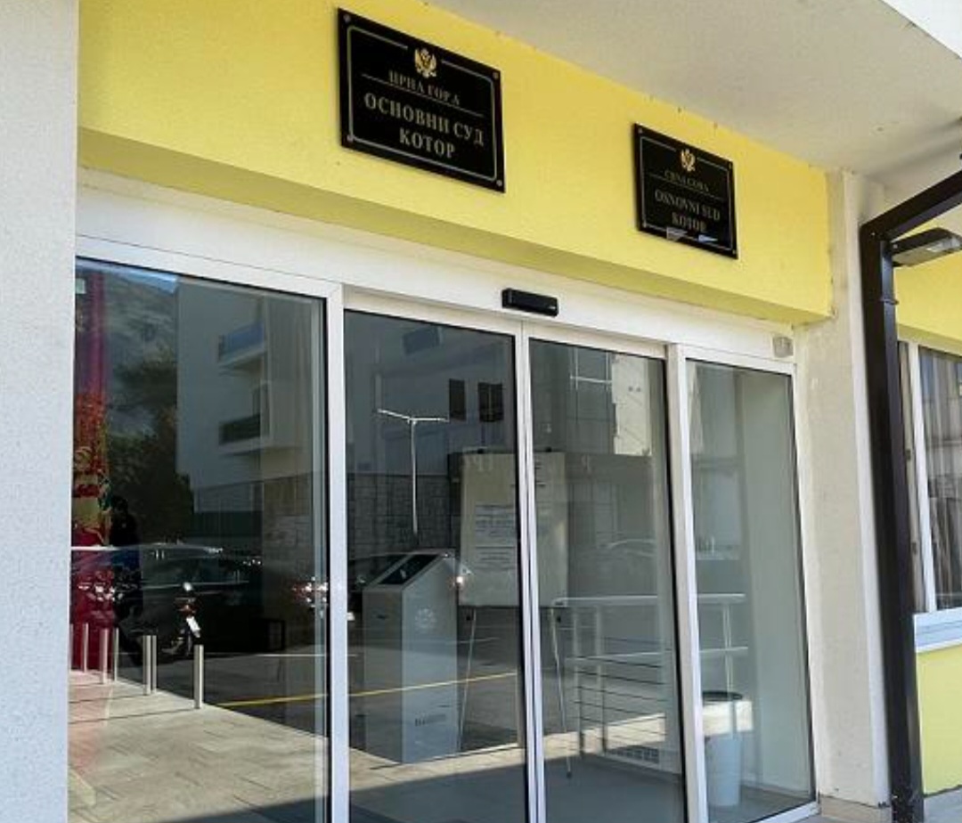 Horor u Budvi: Beranac pokušao da udavi suprugu pred djecom