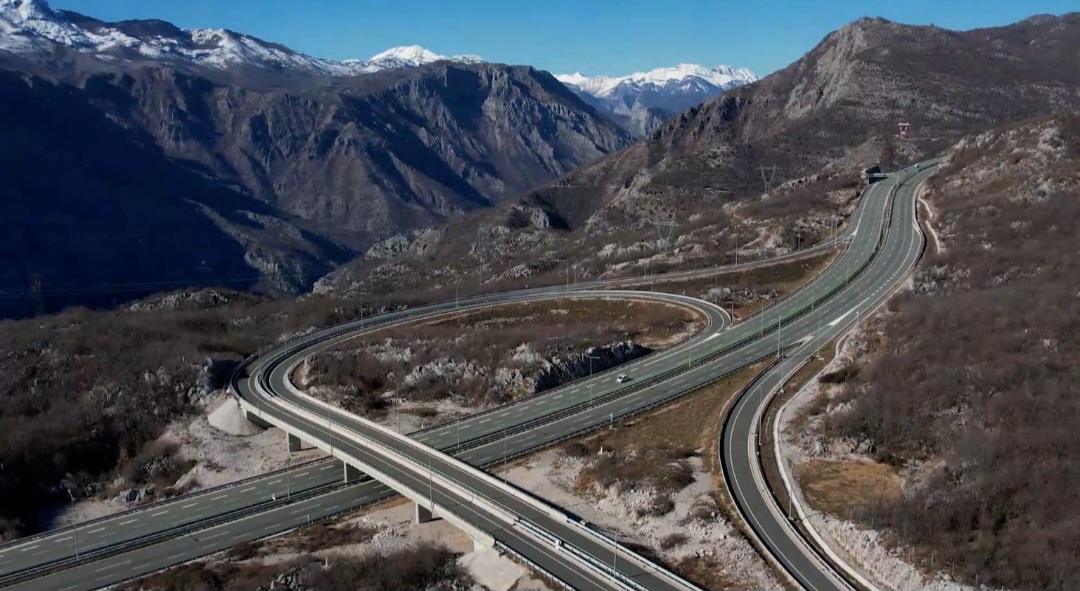 Pogledajte kadrove iz vazduha prioritetne dionice auto-puta Bar-Boljare (VIDEO)