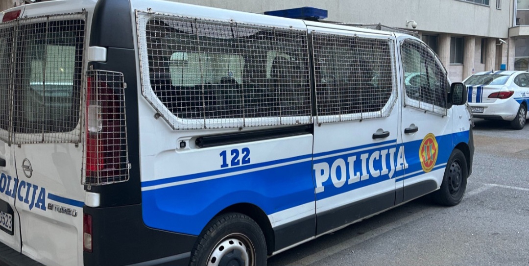 Racije u 32 lokala, oduzeti droga i oružje