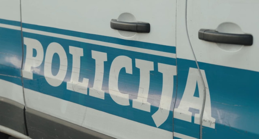 Jeziv slučaj nasilja: Podgoričanin zaključao žensku osobu, tukao je i ranio nožem