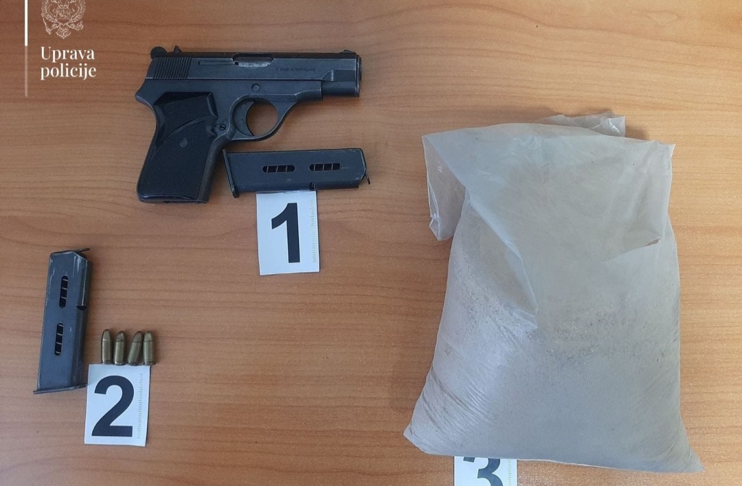 Berane: U pretresima oduzeto vatreno oružje, municija, eksploziv i vozilo