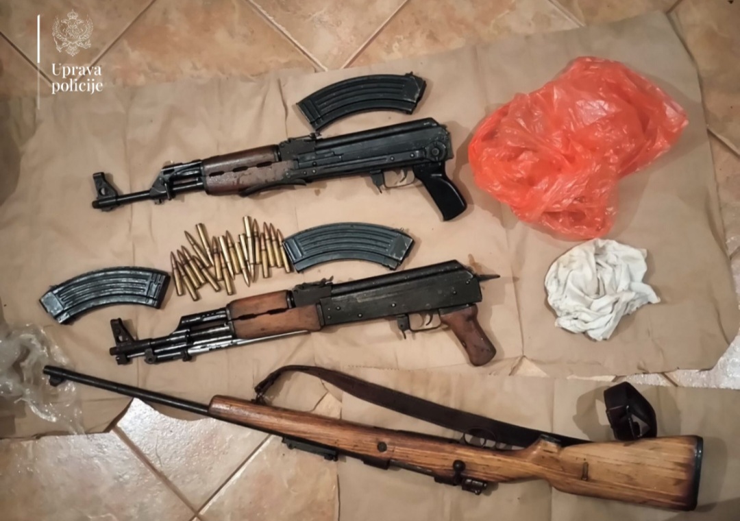Uhapšen Podgoričanin, pronađene automatske puške