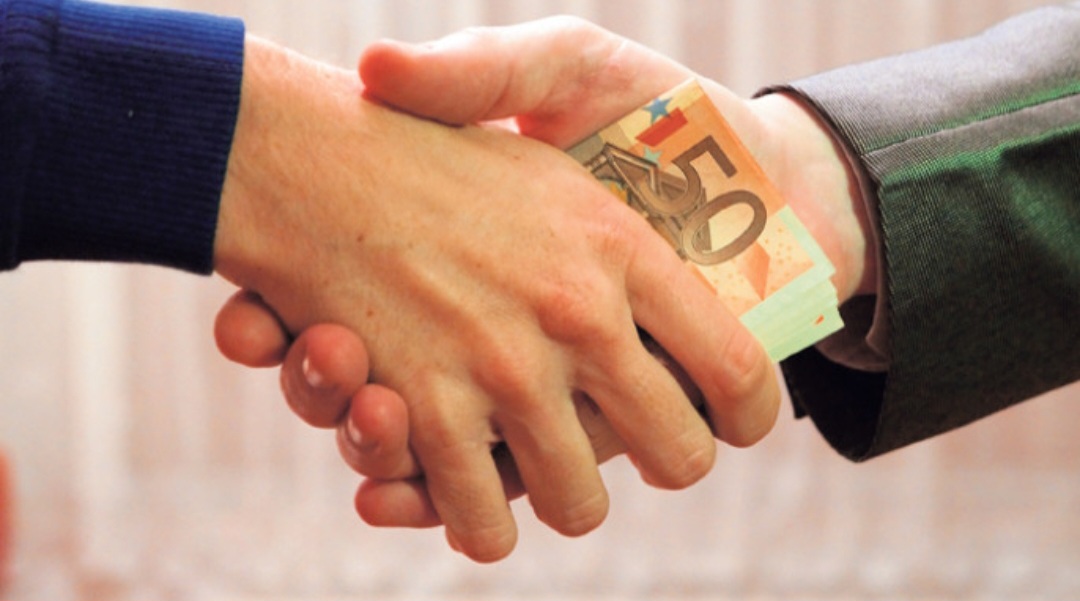 Policajac osumnjičen da je nudio mito koleginici tražeći podatke o udesima