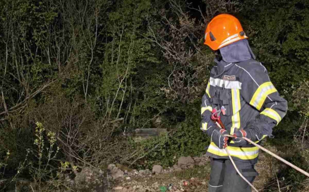 Obzovica: U saobraćajnoj nezgodi povrijeđene tri osobe, vozilo uništeno